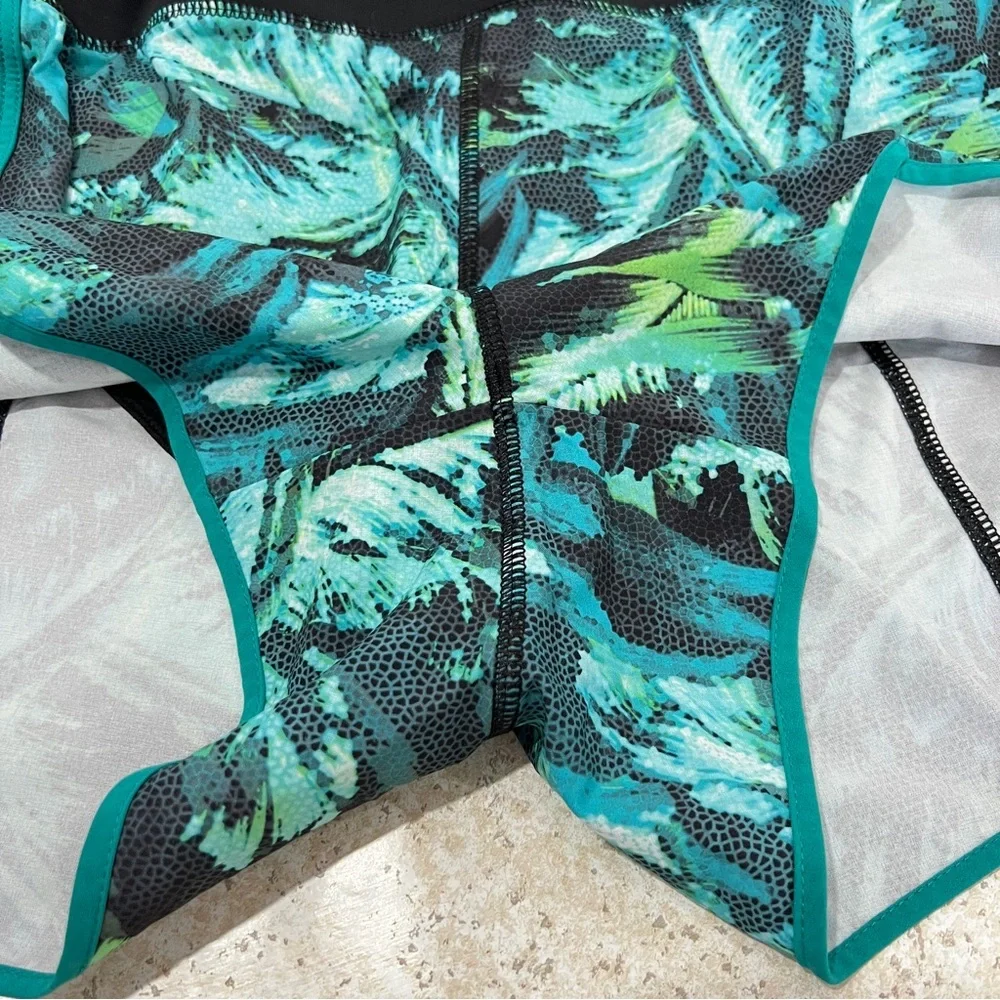Athleta Track This Run Shorts Napali Tropical Green Teal Black Size Medium - Picture 6 of 14